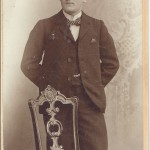 avl0002-jgeib-mann_vor_stuhl-avers