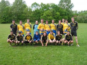 Footballisten, stellen sech an zwou Reihen op