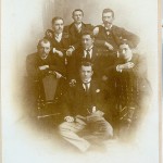 7 Personen sitzen 1902 in drei Reihen 1:3:3 Modell. Es sind Camille Keiffer (alias Comper) Eich; Gust. Prüssen (Stopp), Luxemburg; Léon Dondelinger (Fips), Reisdorf; Nicolas Wagner (Schotz), Siechenhof; Nic. Raus (Zech), Aspelt; Franz Geib (Kluck), Echternach; Alphonse Wagener (Rull), Diekirch.