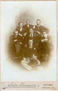 7 Personen sitzen 1902 in drei Reihen 1:3:3 Modell. Es sind Camille Keiffer (alias Comper) Eich; Gust. Prüssen (Stopp), Luxemburg; Léon Dondelinger (Fips), Reisdorf; Nicolas Wagner (Schotz), Siechenhof; Nic. Raus (Zech), Aspelt; Franz Geib (Kluck), Echternach; Alphonse Wagener (Rull), Diekirch.