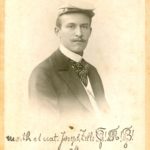 Foto eines Mannes mit Studentenmütze. Handschrift: math. et nat. Joseph Zelle B! M! B! s/l rer. mont. Camille Keiffer z. frd. Erg. H.F. 1901