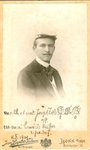 Foto eines Mannes mit Studentenmütze. Handschrift: math. et nat. Joseph Zelle B! M! B! s/l rer. mont. Camille Keiffer z. frd. Erg. H.F. 1901