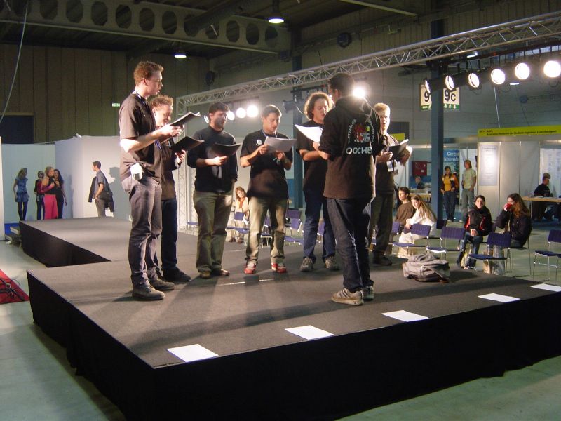 Sänger auf einem Plateau