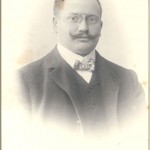 Porträt eines Mannes mit Schnauzer und Nickelbrille. Max Angermann