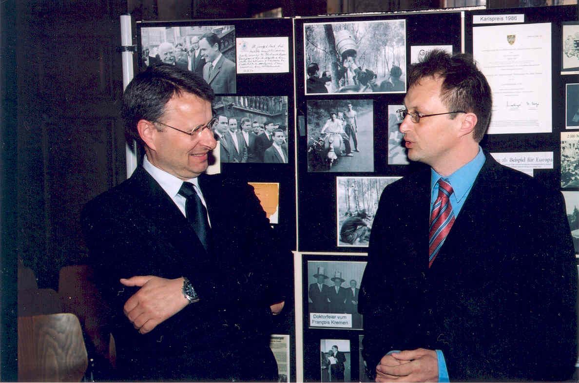 Die Fotoausstellung von 1997, während eines Vortrages 2006