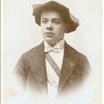 Porträt Alphonse Laurent. Mann mit Mütze und Schärpe.
