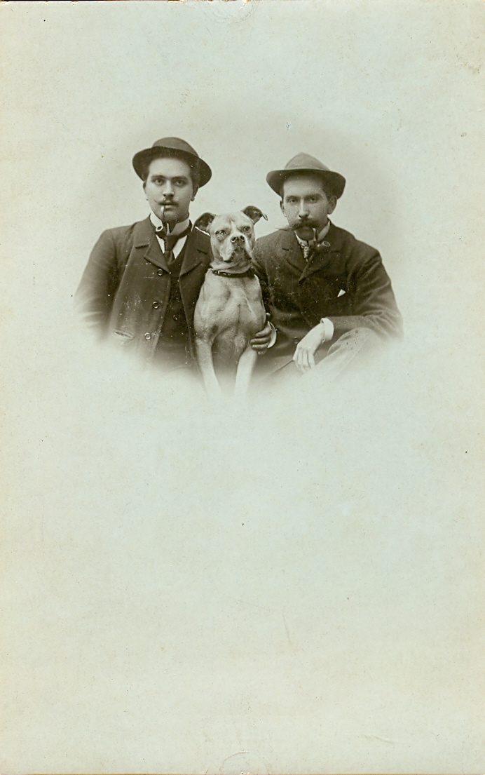 avl0093. Zwei Männer mit einem Hund.
