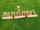 Kubb-Set mit einem König, vier Spielfeldbegrenzern, sechs Wurfhölzern und zehn Kubbs