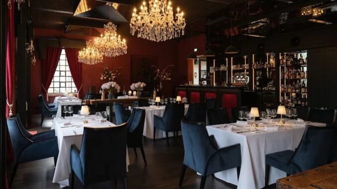 Dëscher am Restaurant, gedeckt awer nach näicht zerwéiert